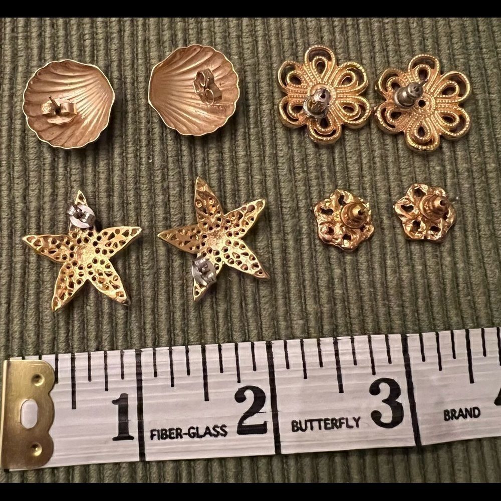 4 pair of gold colored vintage earrings shell star flower swirls gently used - Picture 5 of 10